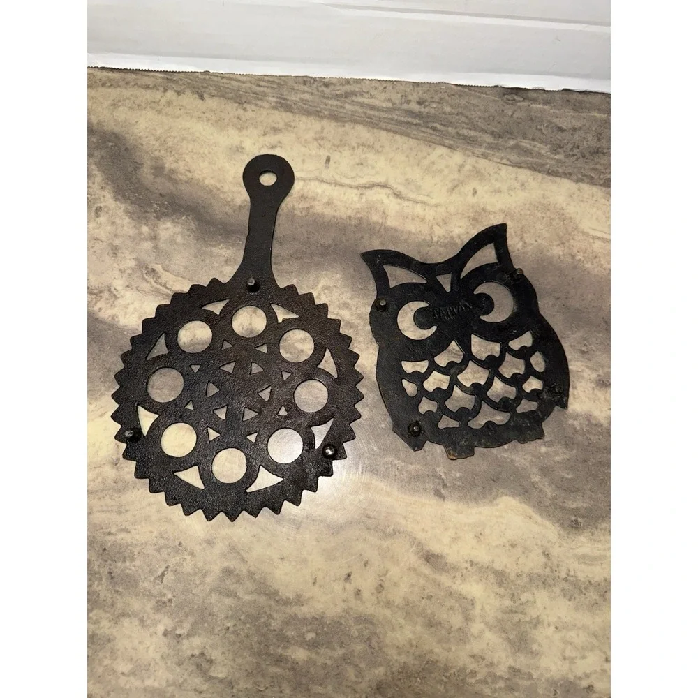 Vintage Cast Iron Footed Trivets lot of two (2) cabin kitchen decor‎ quality VTG